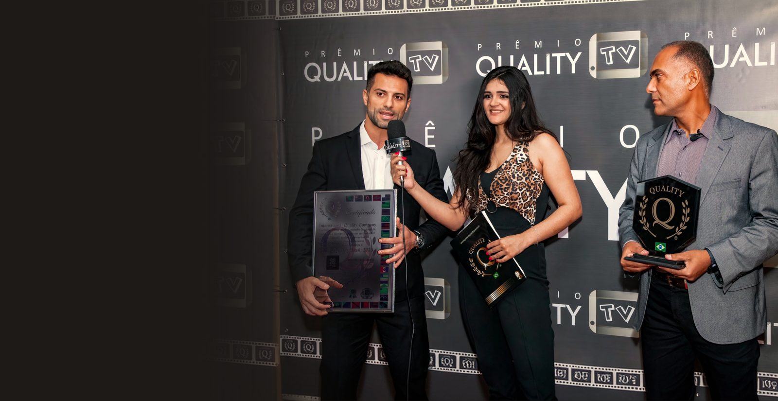 Dois sócios da Multfluxo em entrevista à Prêmio Quality TV, com o troféu e a placa do Prêmio Quality Brasil 2023, em São Paulo